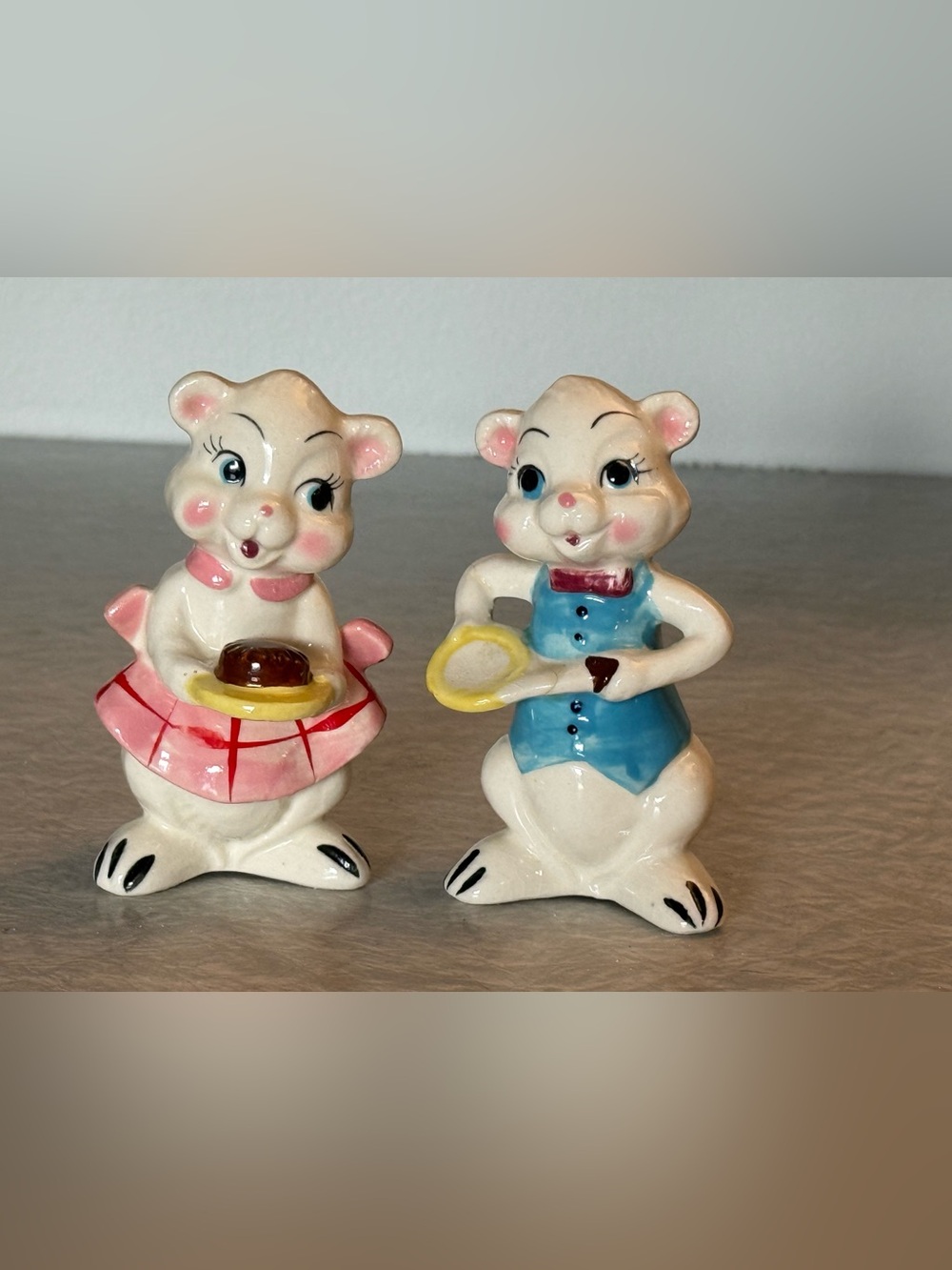 Vintage Bears Ready For Lunch Salt & Pepper Shakers